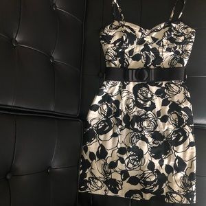 Black & White Rose Printed Sweetheart Dress